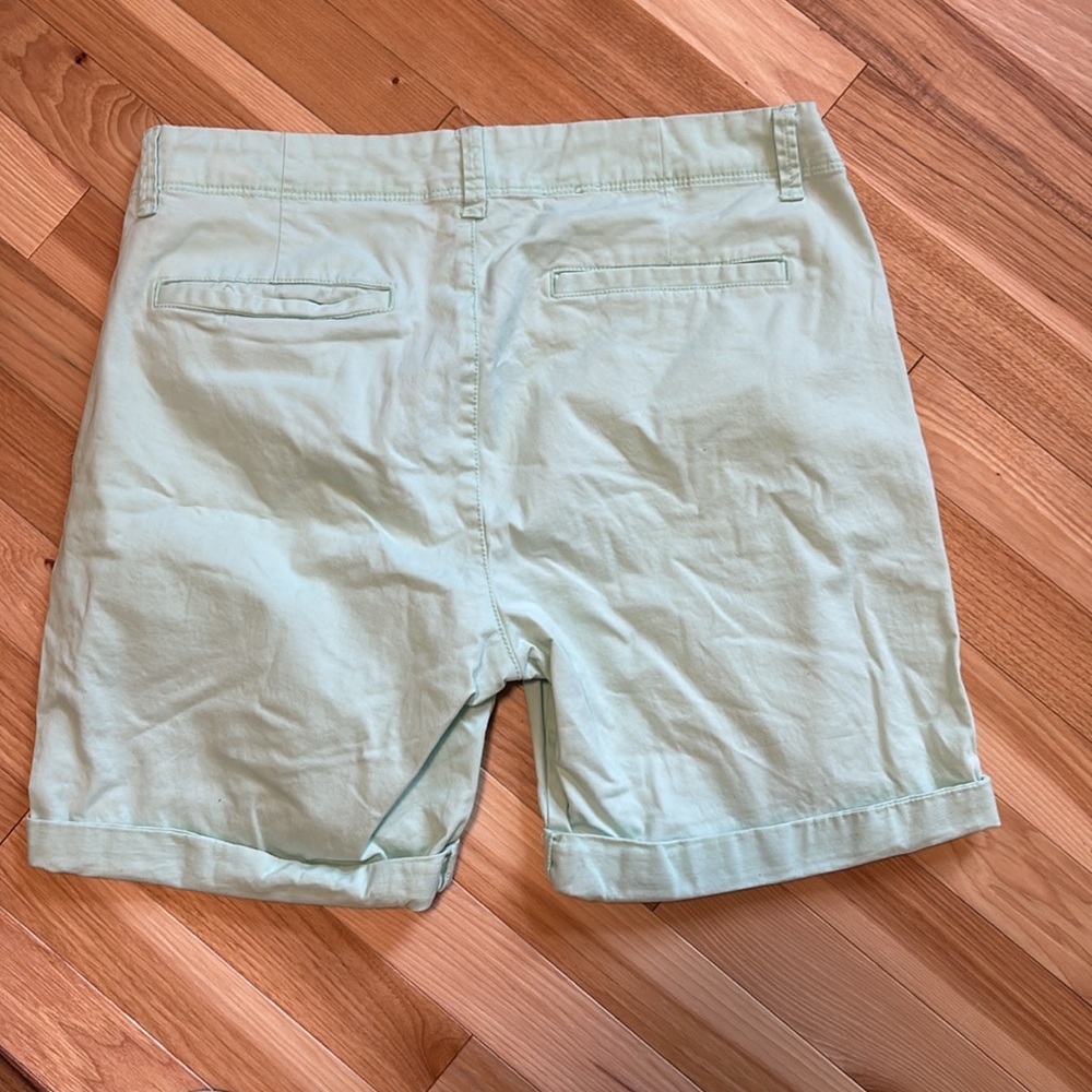 Old navy Bermuda shorts - Picture 3 of 3